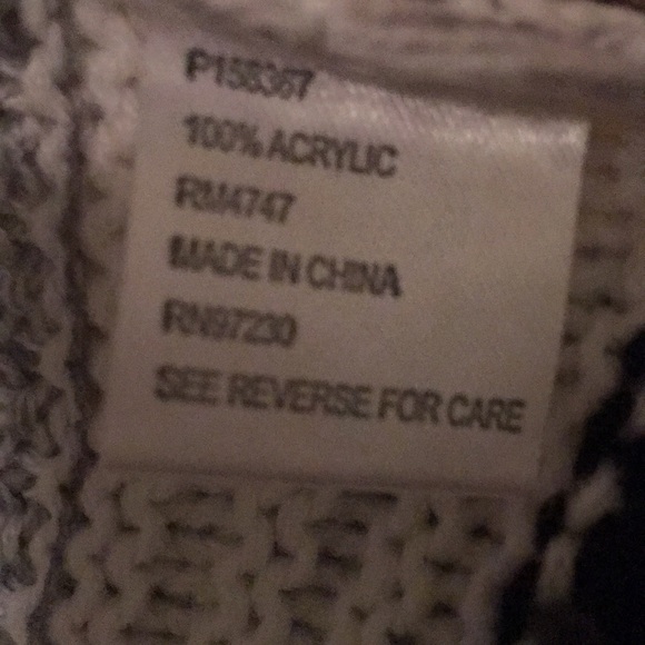 NWT! Fun V-neck chevron striped b&w sweater. - Picture 7 of 8